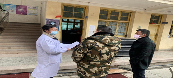 d1  2020 年2月3日，德钦分局加强监督管理，对医疗机构开展现场检查，确保医疗废物得到及时、有序、高效、无害化处置，并同步加强日常环境风险防范，保障环境安全。e6113380af8dcc5be0578a8e2ac7161_副本.jpg