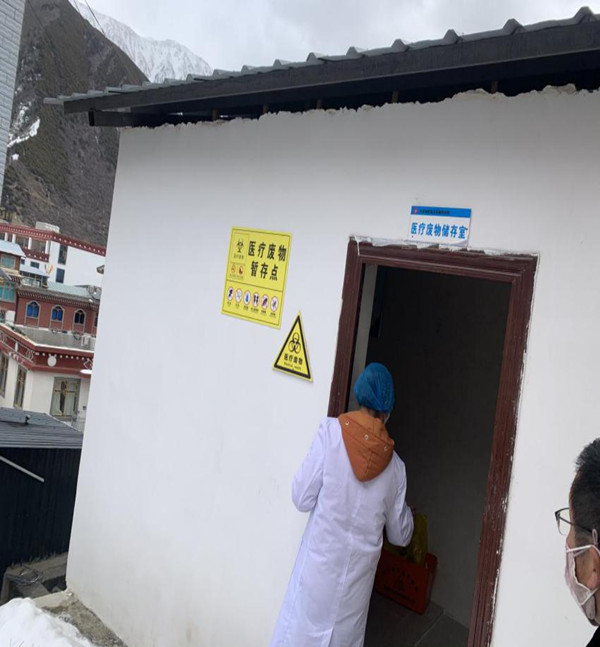 d2  2020 年2月3日，德钦分局加强监督管理，对医疗机构开展现场检查，确保医疗废物得到及时、有序、高效、无害化处置，并同步加强日常环境风险防范，保障环境安全。dad0431d1a4945559b4f5a45bcb6549_副本.jpg